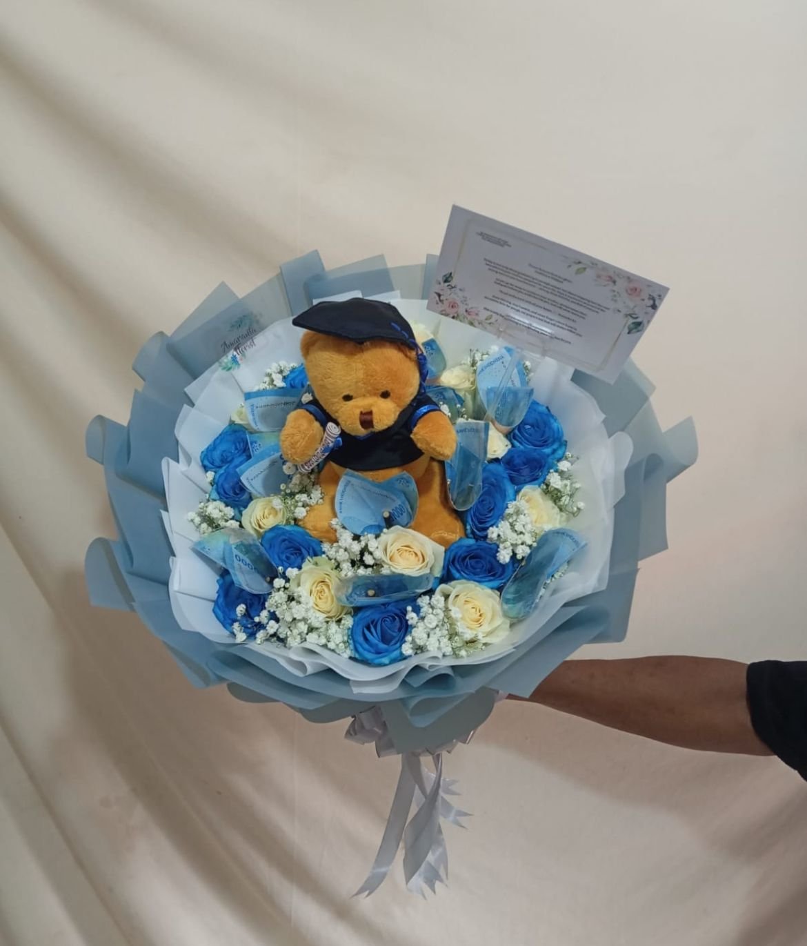 Hand bouquet wisuda kirim ke Cilamaya Kulon Karawang