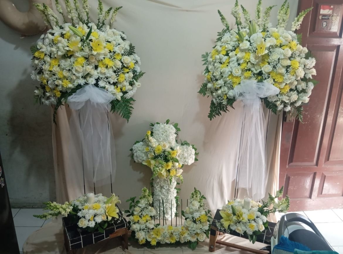 Paket lengkap bunga dekorasi rumah duka Karawang dengan standing flower
