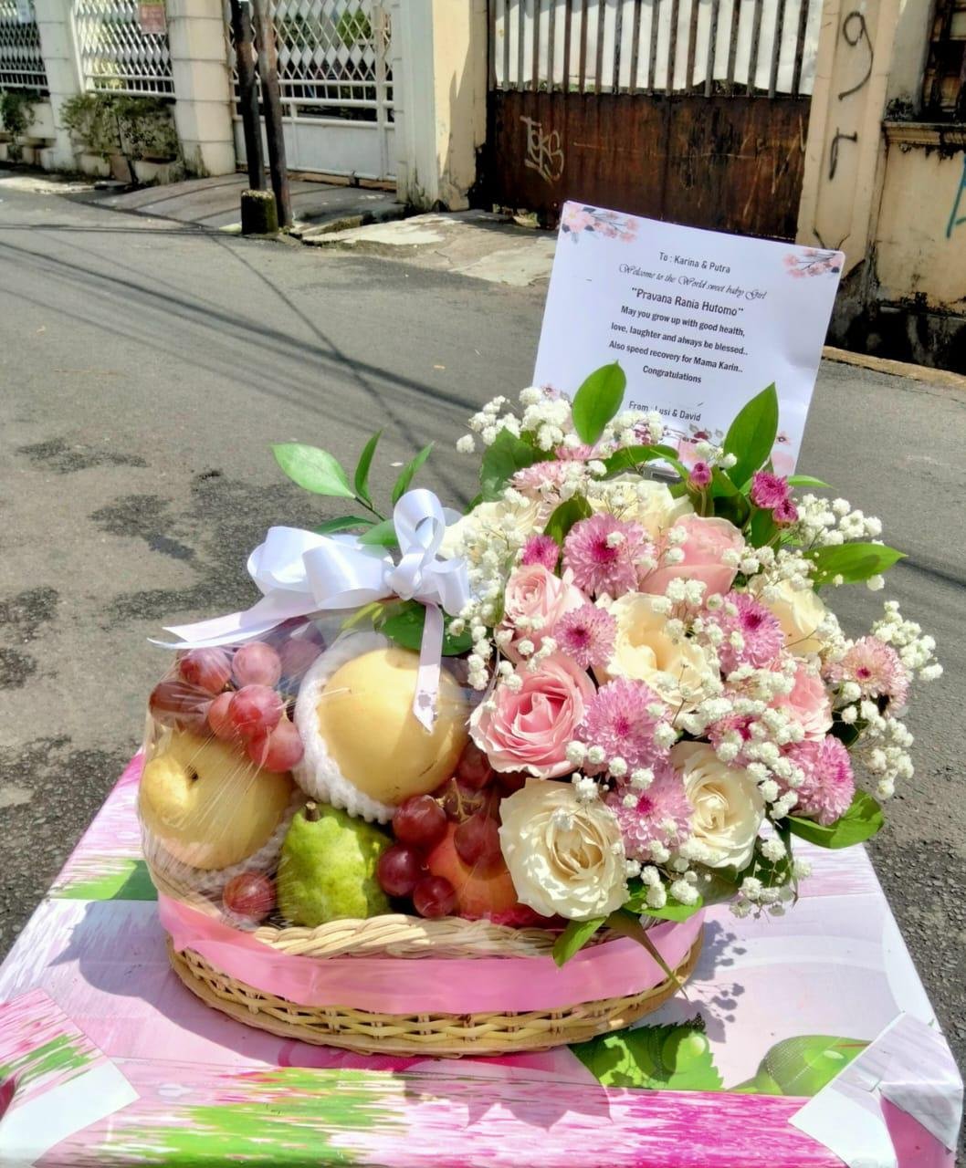 Parcel buah dan bunga untuk keluarga di Cilamaya Kulon Karawang