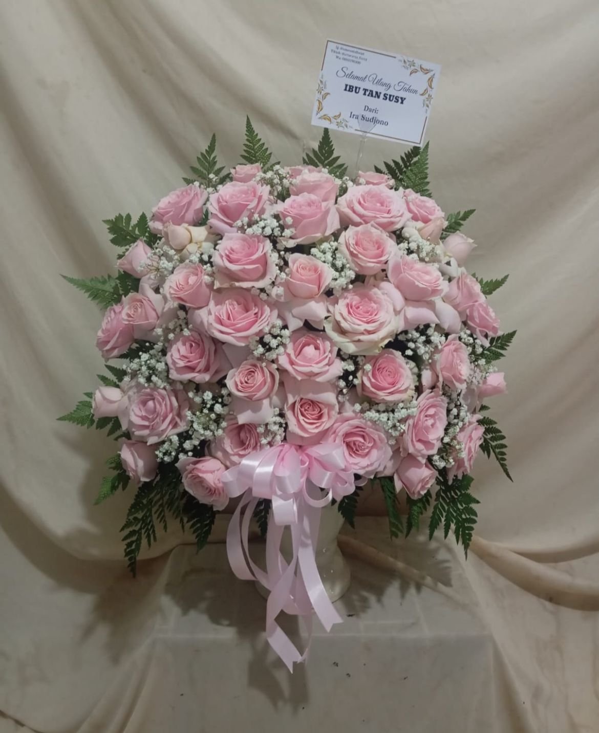 Rangkaian bunga meja mawar pink hadiah ulang tahun Cilamaya Kulon