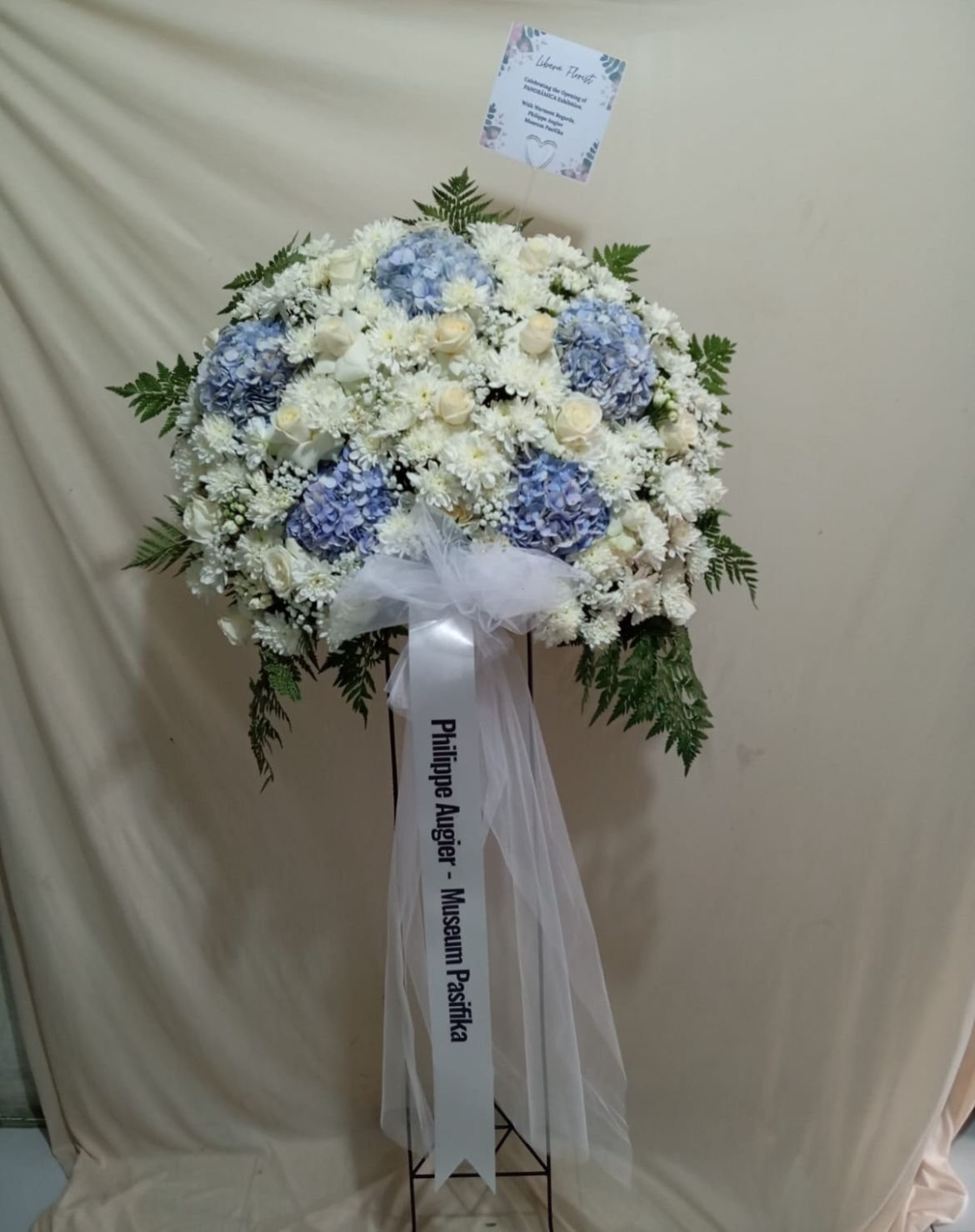Standing flower hydrangea biru putih Karawang rangkaian ucapan mewah